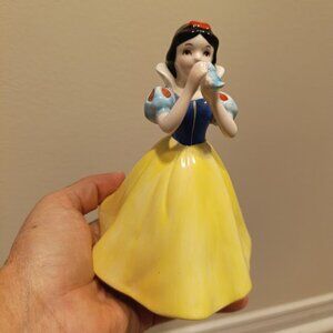 DELICATE SNOW WHITE- MUSIC BOX  IN FINE CERAMIC, HAND PAINTED, COLLECTABLE
